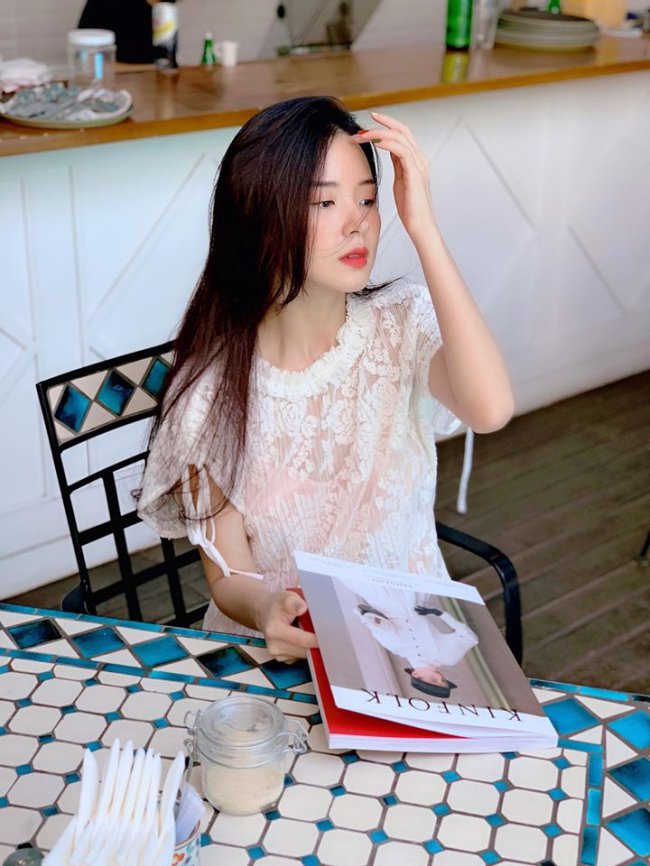 Gây ấn tượng với vẻ đẹp ngây thơ, thanh thoát, Midu được mệnh danh là hot girl không tuổi và ưu ái với danh xưng “thần tiên tỷ tỷ” trong showbiz Việt.