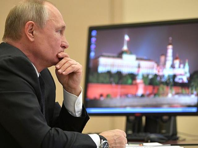 Báo Tây bất ngờ với hình ảnh ông Putin ngồi cạnh máy tính chạy Windows “cổ lỗ sĩ”