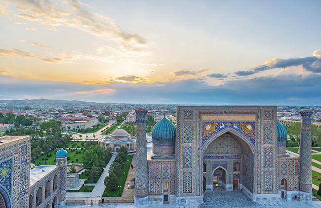 16. Samarkand, Uzbekistan

Nhà thờ Hồi giáo Bibi-Khanym có từ thế kỷ 15, được trang trí bằng gạch, đá cẩm thạch chạm khắc được rất nhiều người yêu thích.
