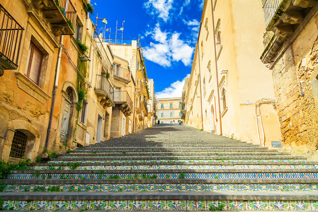 8. Sicily, Ý

Caltagirone là nơi mang lại nguồn cảm hứng cho các nhiếp ảnh gia, nhà thiết kế và nghệ sĩ.
