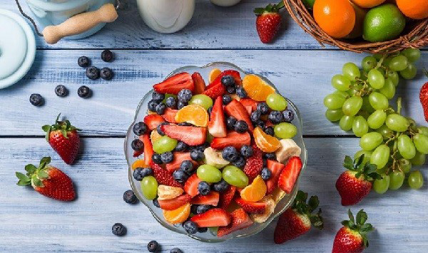 Hoa quả tươi là thực phẩm được khuyến khích sử dụng trong chế độ ăn kiêng