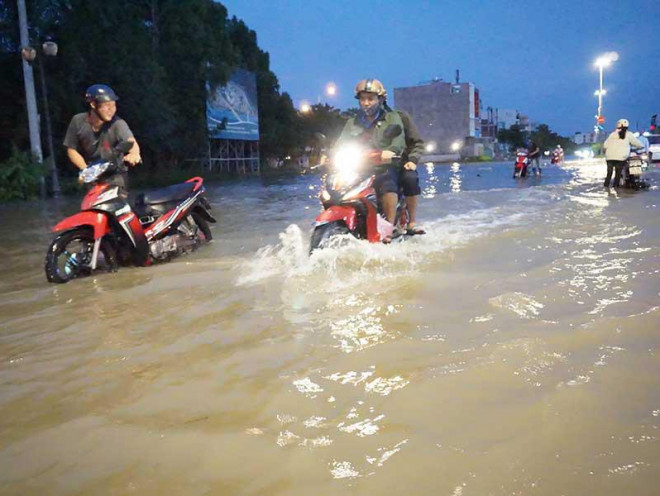 Trong đợt triều cường mới đây, tuyến đường Phạm Hùng (huyện Bình Chánh) thường xuyên ngập sâu. Ảnh: THU TRINH