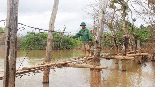 Cầu H'De trước đây bắt qua suối Đắk Rông khá dài (Ảnh: Báo Gia Lai)