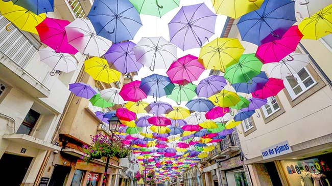 Những chiếc ô trên bầu trời, Agueda, Bồ Đào Nha: Dự án ô trên bầu trời đã biến 4 con đường chính của Agueda thành những thiên đường đầy màu sắc.
