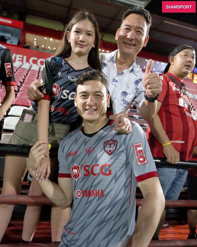 Bố và em gái trên khán đài cổ vũ cho Văn Lâm thi đấu trong màu áo CLB Muangthong United