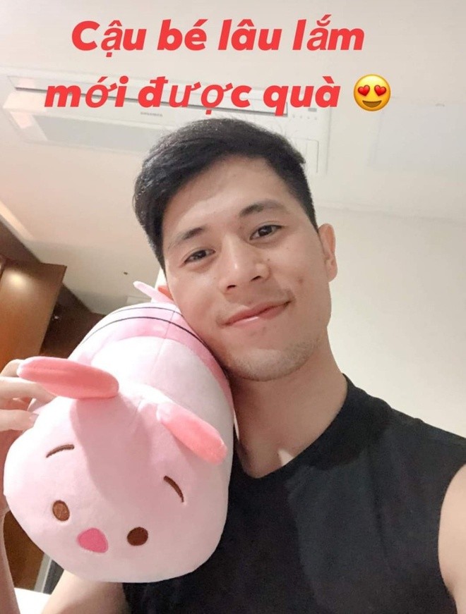 “Cậu bé” Đình Trọng còn đăng&nbsp;bức ảnh selfie cùng món quà thú nhồi bông vừa nhận được sau vài ngày sang Hàn Quốc.