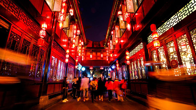 Phố Jinli, Thành Đô, Trung Quốc: Những ngôi nhà và cửa hàng bằng gỗ theo phong cách nhà Thanh, được trang trí rực rỡ với đèn lồng đỏ và biển hiệu truyền thống đã trở thành điểm thu hút khách du lịch lớn nhất của Thành Đô.

