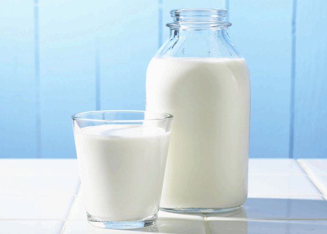 5. Sữa: Các sản phẩm sữa rất giàu vitamin và chất dinh dưỡng. Tuy nhiên, chúng cũng là một nguồn cung cấp phốt pho, kali tự nhiên và protein dồi dào. Tiêu thụ quá nhiều sữa, kết hợp với các thực phẩm giàu phốt pho khác có thể gây bất lợi cho sức khỏe xương ở những người mắc bệnh thận. Nguyên nhân là khi thận bị tổn thương, tiêu thụ quá nhiều phốt pho có thể gây ra sự tích tụ phốt pho trong máu. Điều này có thể làm cho xương của bạn mỏng và yếu theo thời gian, làm tăng nguy cơ gãy và thoái hóa xương khớp.
