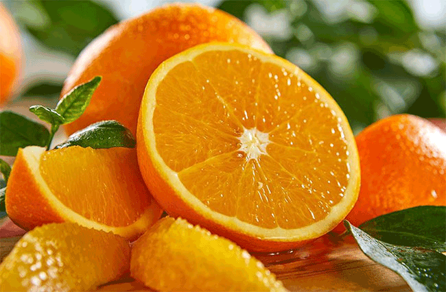 6. Cam và nước cam có hàm lượng vitamin C và kali dồi dào. Với hàm lượng kali này, những người mắc các vấn đề về thận nên hạn chế tiêu thụ. Nho, táo và quả nam việt quất là những lựa chọn thay thế tốt hơn vì chúng có hàm lượng kali khiêm tốn hơn nhiều.
