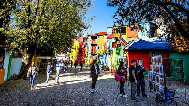 Caminito, La Boca, Buenos Aires, Argentina: Một địa điểm đầy màu sắc trong một thành phố đầy màu sắc, Caminito là một bảo tàng đường phố, với các khu nhà màu xanh, vàng và xanh lá cây trưng bày nhiều tác phẩm của các nghệ sĩ địa phương.
