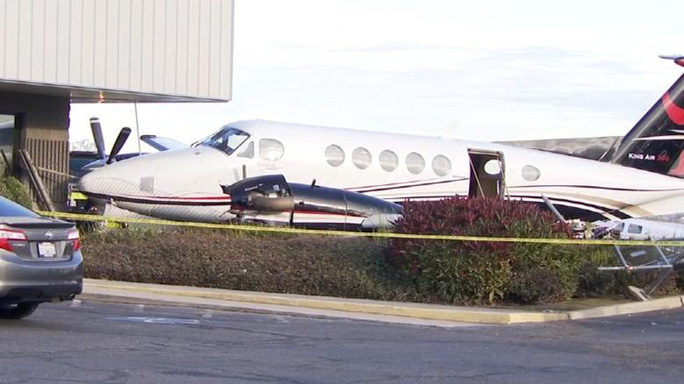 Máy bay King Air 200 đâm vào hàng rào sát tòa nhà. Ảnh: CNN