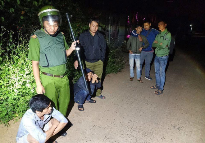 Truy bắt nhóm cướp trong đêm (ảnh: CLB Phòng chống tội phạm Nhơn Trạch)