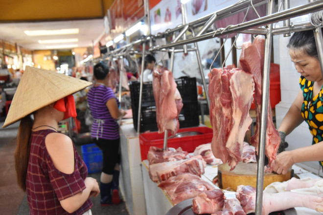 Mua bán thịt heo tại chợ Bến Thành, quận 1, TP HCM. Ảnh: Tấn Thạnh