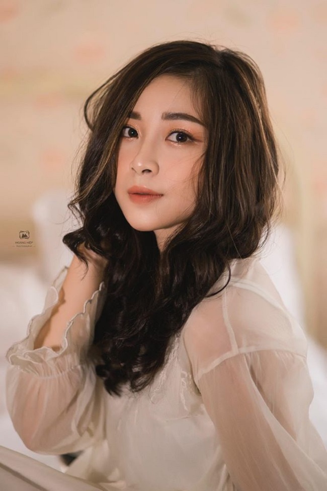 Nhật Linh tên thật là Võ Nhật Linh, sinh năm 1996 và đến từ Nghệ An. Tháng 6/2019, những hình ảnh trong đợt thực tập của Võ Nhật Linh tại trường mầm non ở huyện Diễn Châu, Nghệ An được chia sẻ lên diễn đàn và nhanh chóng thu hút sự chú ý của dân mạng.