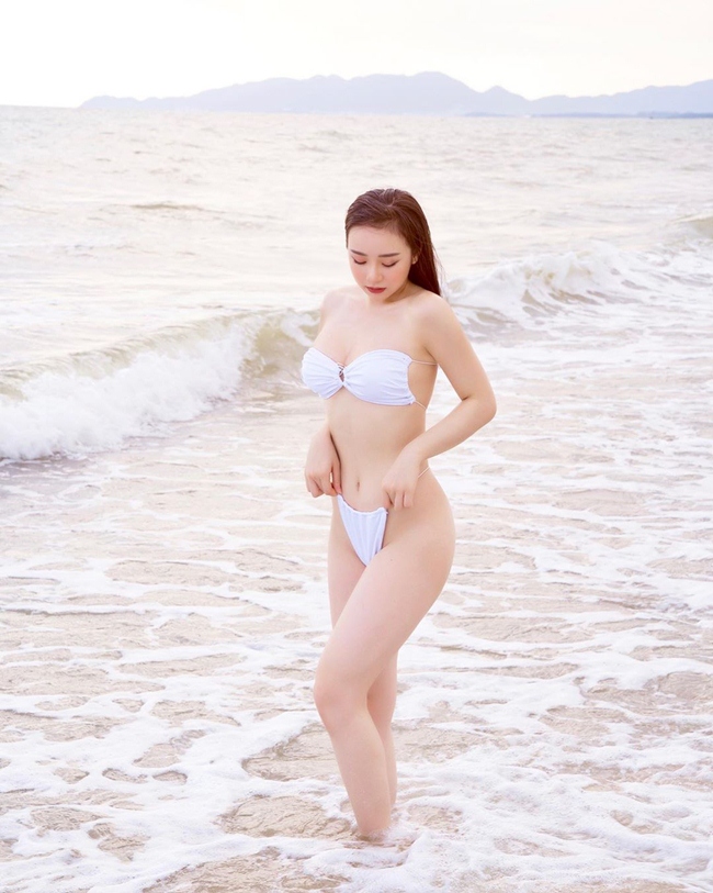Khoảng khắc diện bikini mới đây của Nhã Tiên có thể thấy vóc dáng cô khá mũm mĩm, đôi chân ngắn và đùi to chứ không hề thon gọn, nuột nà như những bức ảnh đã qua chỉnh sửa.