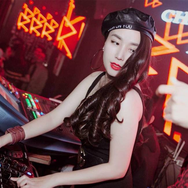 Là một người chơi nhạc dòng điện tử, trang phục gợi cảm khi đi bar tăng thêm sức hút cho vợ Khắc Việt. 
