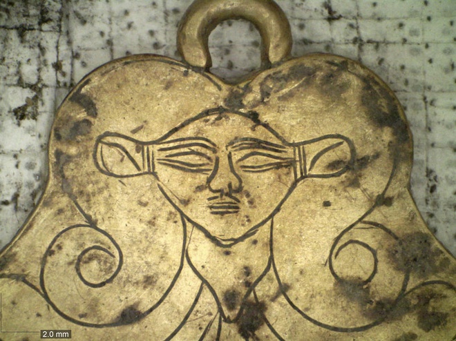 Mặt dây chuyền vàng hình&nbsp;nữ thần Ai Cập Hathor được tìm thấy ở một trong hai ngôi mộ 3.500 năm tuổi (ảnh: Newsweek)