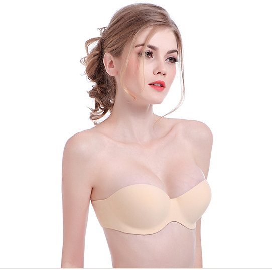 Vì váy xuyên thấu tạo những đường nếp gấp ngay vòng ngực nên nội nude màu da, cup ngực, có gọng cứng sẽ là gợi ý cho thiết kế Bảo Anh mặc.