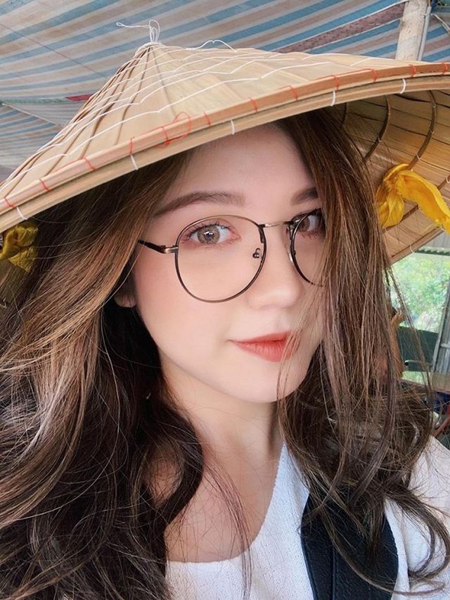 Càng ngày, hot girl sinh năm 1996 được nhận xét có ngoại hình ngày càng "Tây", nhất là đôi mắt to tròn và sống mũi cao dài.