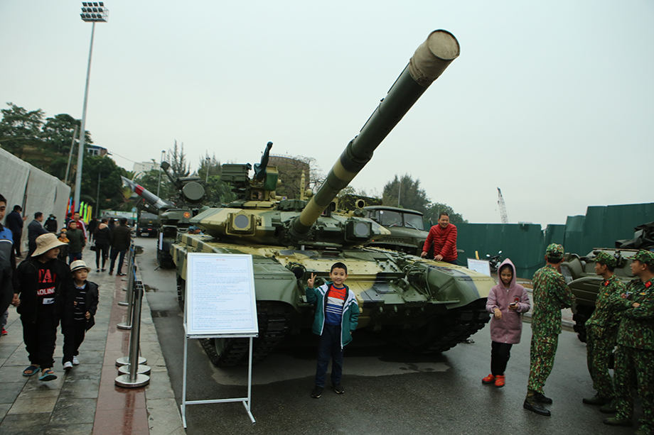 Xe tăng T-90S có trọng lượng 46,5 tấn, cao 2,86m, vận tốc 60km/h. Đây là phiên bản xuất khẩu của xe tăng T-90 do Nga sản xuất, ra mắt lần đầu vào năm 1992.&nbsp;