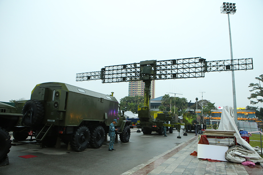 Tổ hợp radar tầm trung "chống tàng hình" RV-02 được mang ra trưng bày lần này. Đây là phiên bản nội địa do Việt Nam tự sản xuất dựa trên thiết kế của hệ thống radar Voktok-E của Belarus có khả năng phát hiện máy bay tàng hình thế hệ năm