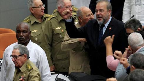 Ông Manuel Marrero (áo đen) được bổ nhiệm làm Thủ tướng đầu tiên của Cuba sau 43 năm. (Ảnh: Reuters)