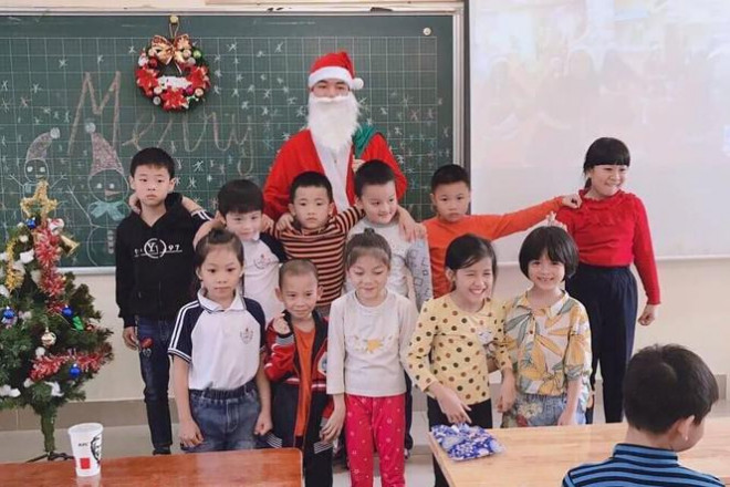 &nbsp;Niềm vui của các em nhỏ khi gặp ông già Noel