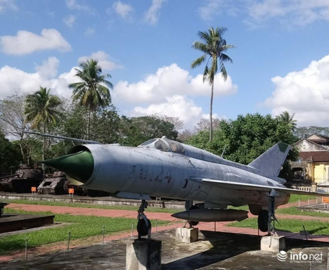 Chiếc MIG-21 nhìn từ trên cao và dòng số hiệu 6124 đã bị mờ theo thời gian.