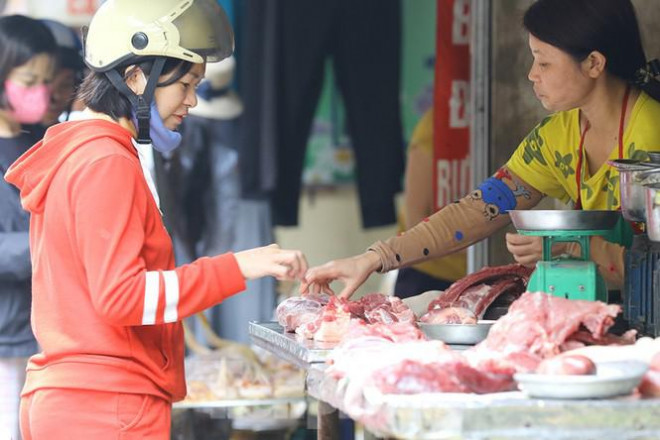 Giá lợn hơi tăng khiến nhiều người tiêu dùng lo lắng thịt lợn bán lẻ tại chợ truyền thống đến siêu thị sẽ tiếp tục tăng theo trong thời gian sắp tới.&nbsp;&nbsp;