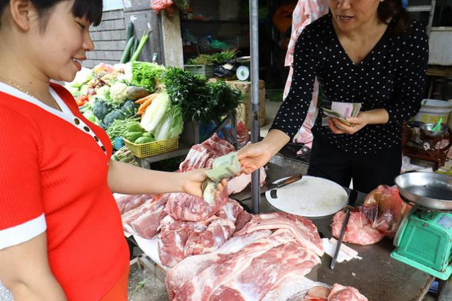 Chủ cửa hàng thịt ở ngõ chợ dân sinh cho biết: “Thương lái bán giá cao nên tôi cũng phải bán giá cao lên theo mặt bằng chung, khổ nhất là người chăn nuôi với người tiêu dùng”