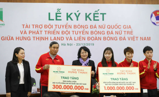 Phó Chủ tịch nước Đặng Thị Ngọc Thịnh (thứ ba từ trái sang) chúc mừng thành công của đội tuyển bóng đá nữ Việt Nam năm 2019