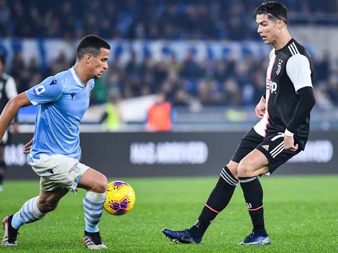 Ronaldo (phải) gặp khó khăn&nbsp;trước Lazio