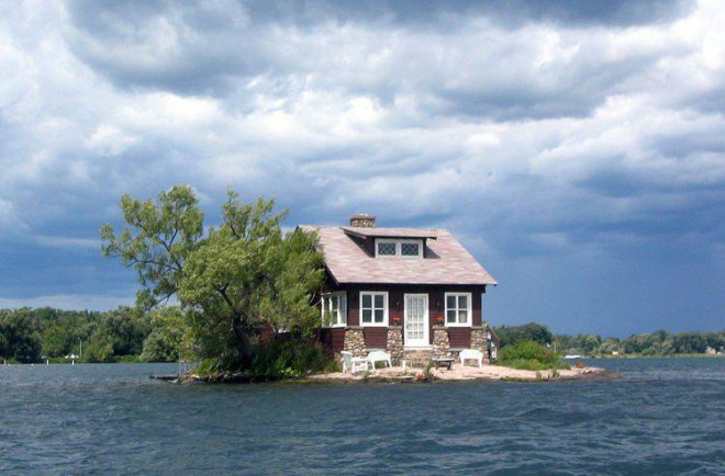 Kỳ lạ hòn đảo nhỏ nhất thế giới chỉ đủ xây 1 ngôi nhà - 1