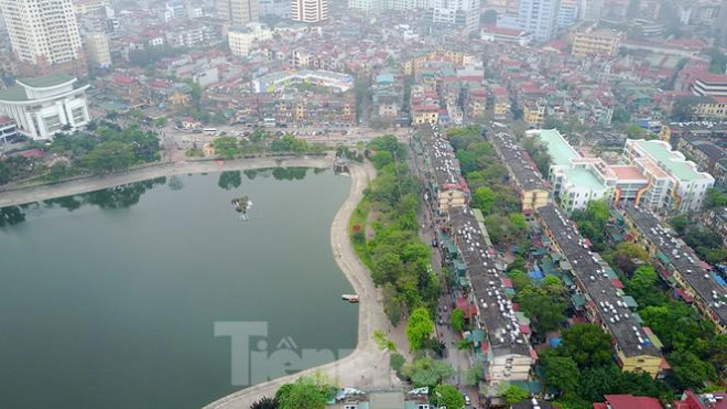 Trao đổi với&nbsp;Tiền Phong&nbsp;trước đó&nbsp;về đề xuất "lấp" hồ Thành Công xây chung cư cao tầng, TS Phạm Thanh Tùng, Chánh Văn phòng Hội Kiến trúc sư Việt Nam cho biết, cải tạo chung cư cũ sẽ có nhiều giải pháp, không phải lấy diện tích hồ, tài sản của cộng đồng để thực hiện. Bởi hồ Thành Công đóng vai trò điều hòa, thu gom nước mưa khi trời mưa tránh nguy cơ ngập lụt cho thành phố. Hơn nữa, hồ còn đóng vai trò là cảnh quan đô thị, tạo ra khí hậu tốt cho cảnh quan xung quanh, nhất là trong bối cảnh Hà Nội đang bị ô nhiễm không khí nặng.