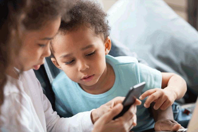 11. Ảnh hưởng đến sự phát triển của trẻ em:Thời gian dành cho màn hình điện thoại thay thế cho các hoạt động thể chất và tương tác giữa con người, đặc trưng cho thời thơ ấu của những thế hệ trước đây, có thể gây ảnh hưởng lâu dài đến sự phát triển của não bộ trẻ nhỏ."
