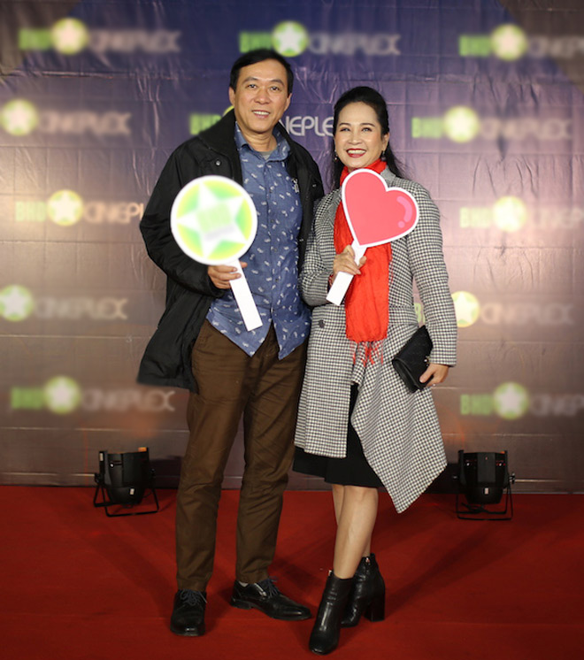 Cặp vợ chồng nghệ sĩ đẹp nhất màn ảnh Việt tình tứ bên nhau đi xem phim - 1