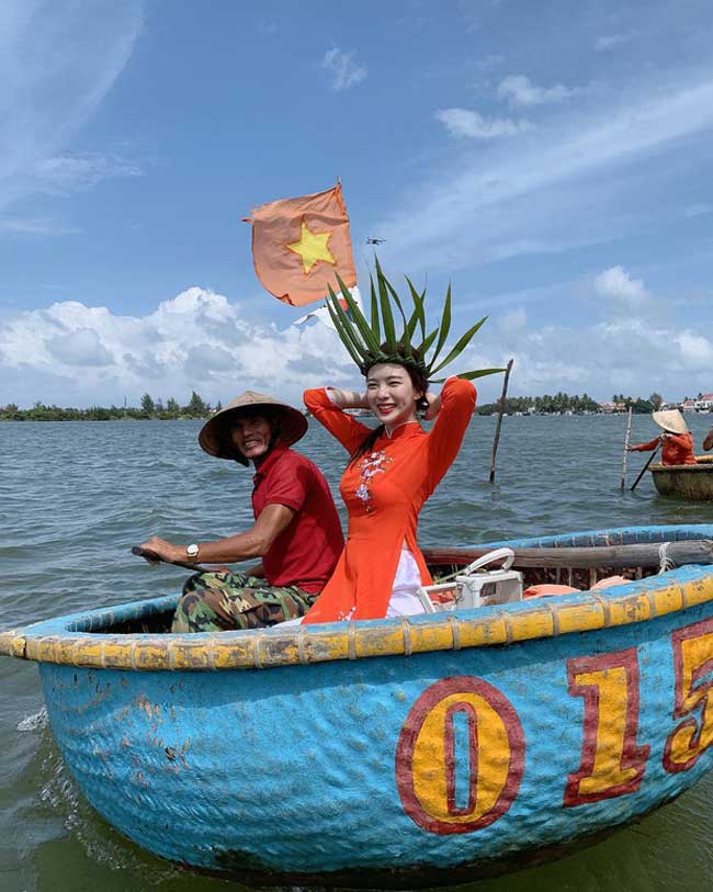 Đây không phải lần đầu tiên cô&nbsp;ghé thăm phố Hội, nhưng lần nào cũng gây được chú ý trên mạng xã hội hơn 1 triệu người theo dõi.