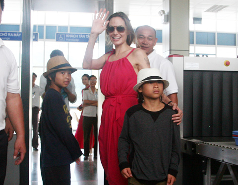 Cậu con nuôi người Việt ra sao khi Angelina Jolie ly hôn? - 6