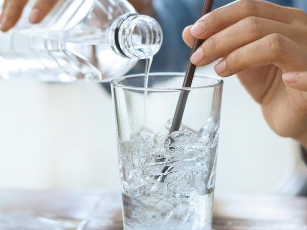 Uống nước đủ và đúng thời điểm là một cách giảm cân