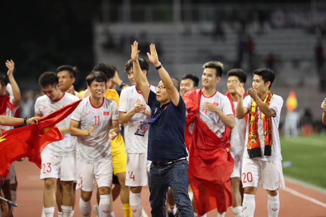 HLV Park Hang Seo giành tấm HCV lịch sử cho bóng đá Việt Nam