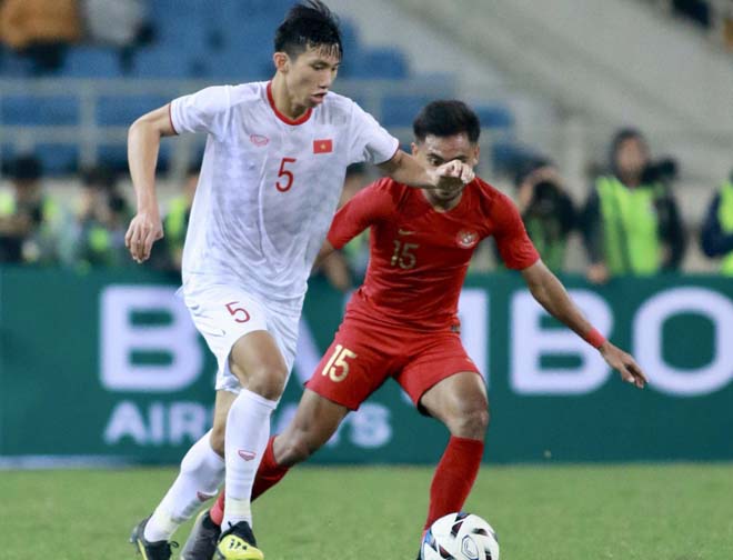 Văn Hậu (áo trắng) vắng mặt là một tổn thất với U23 Việt Nam