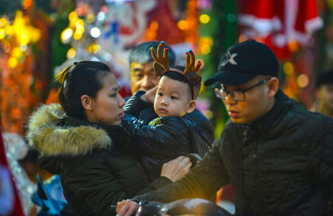 Nhiều người dân đưa con em mình, các bạn trẻ đến chung vui tại các điểm như Nhà thờ Lớn, Hàng Mã…