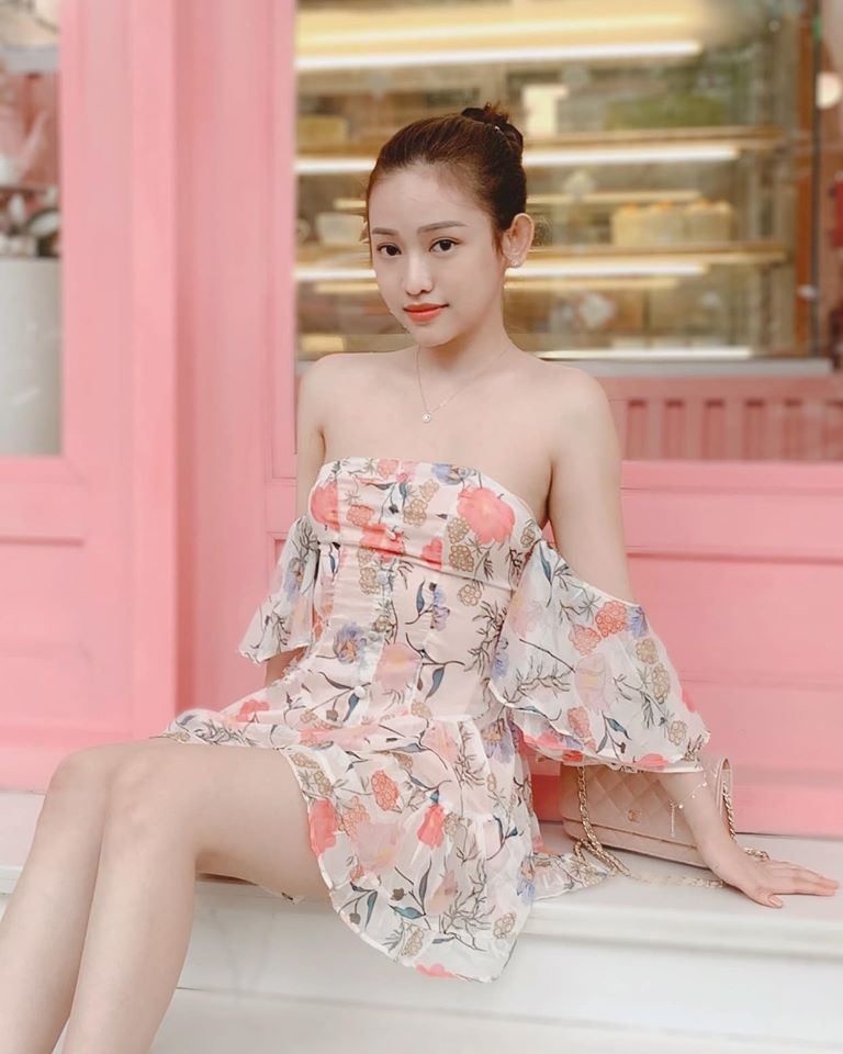 Nàng hot girl Cà Mau khẳng định: "Phong cách thời trang trong thời gian tới của tôi là kiểm soát hình ảnh chặt chẽ, sexy nhưng không phản cảm". Chính vì thế, có thể thấy những mẫu váy nữ tính, thiết kế trễ vai hay chân váy ngắn được Thúy Vi chưng diện nhiều hơn.&nbsp;