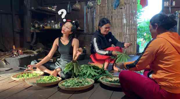 Hoa hậu H'Hen Niê trong một khuôn hình trong clip làm các món ăn dân tộc Ê đê, trong đó nguyên liệu không thể thiếu là cà đắng. Ảnh: internet.