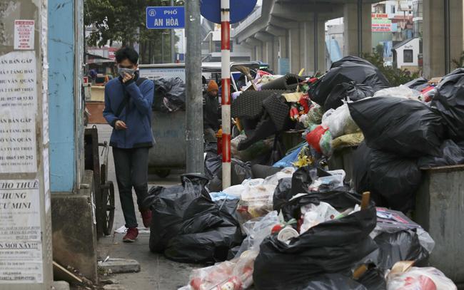 Mặc dù chính quyền Hà Nội đã ngay lập tức có kế hoạch&nbsp;điều chỉnh phân luồng vận chuyển rác thải tạm thời sau khi người dân Sóc Sơn chặn xe vận chuyển rác vào Khu liên hiệp xử lý chất thải Nam Sơn (huyện Sóc Sơn) nhưng lượng rác ở khu vực nội thành vô cùng lớn.