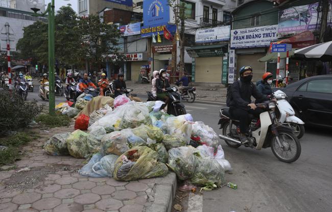 Rác thải được chất đống tràn từ vỉa hè xuống lòng đường Kim Giang, quận Hoàng Mai.