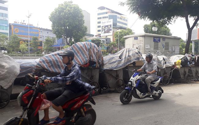 Ngày 24/12,&nbsp;UBND TP.Hà Nội đã có công văn hỏa tốc gửi các Sở, ngành địa phương về việc "chỉ đạo công tác tiếp nhận, phân luồng rác để giải quyết sự cố người dân chặn xe vận chuyển rác vào khu Liên hiệp xử lý chất thải Nam Sơn, huyện Sóc Sơn". Trong đó,&nbsp;UBND TP.Hà Nội yêu cầu UBND huyện Sóc Sơn báo cáo Ban Thường vụ huyện ủy chỉ đạo hệ thống chính trị huyện Sóc Sơn, các xã liên quan phối hợp tổ chức vận động, tuyên truyền người dân chấm dứt việc chặn xe vận chuyển rác vừa khu xử lý chất thải Nam Sơn, không để tình trạng chặn xe vận chuyển rác tiếp diễn, kéo dài