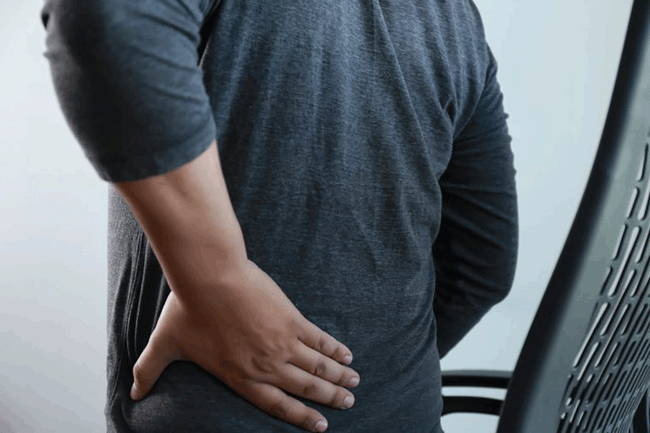 3. Đau lưng: Thận bị nhiễm trùng có thể bị sưng lên và gây đau. Vì thận nằm ở vị trí gần lưng hơn so với bụng, nên các cơn đau nhói hoặc âm ỉ sẽ xuất hiện ở vùng lưng dưới.
