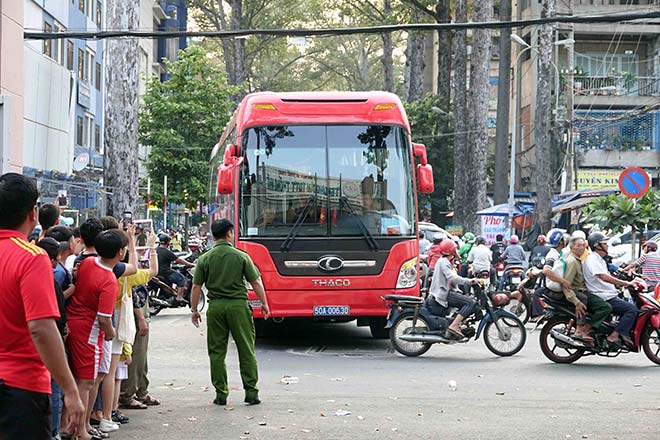 Thầy trò HLV Park Hang Seo được đông đảo người hâm mộ ở TP.HCM chào đón khi đến sân chuẩn bị cho buổi tập