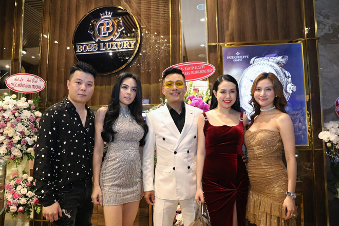 Vợ chồng nam ca sĩ Tuấn Hưng, ca sĩ Hạnh Sino tham dự khai trương Boss Luxury Hồ Chí Minh